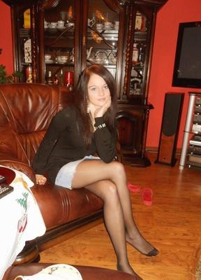 Hot amateur chick with cute face and sexy legs