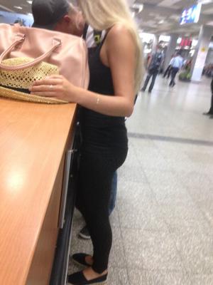 nuevo bonito culo rubio yogapant adolescente en el aeropuerto