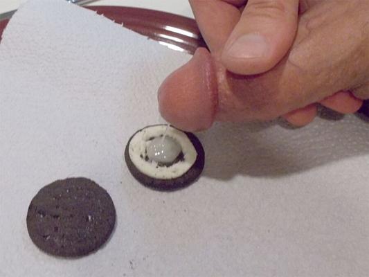 В Oreo Keks gewichst und ner kleinen gegeben