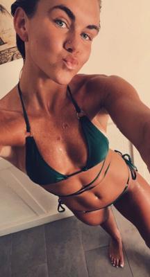 Tara, eine b-jährige Skinny-Fit-Bikini-Schlampe