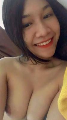 Puta asiática con tetas y sonrisa