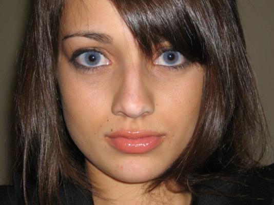 Une brune aux beaux yeux