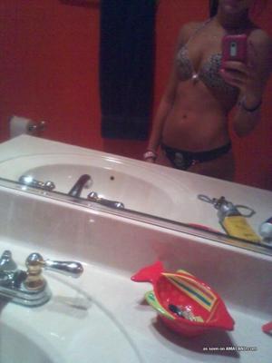 Brunette with marvellous tits taking mirror pics