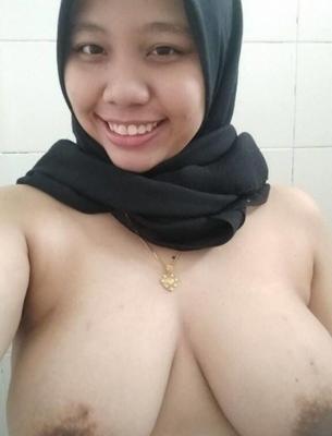 Hijab salope gros seins