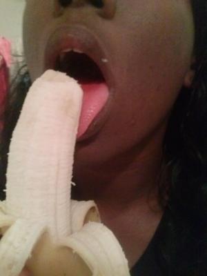 Amateur-Teenager masturbiert mit Banane