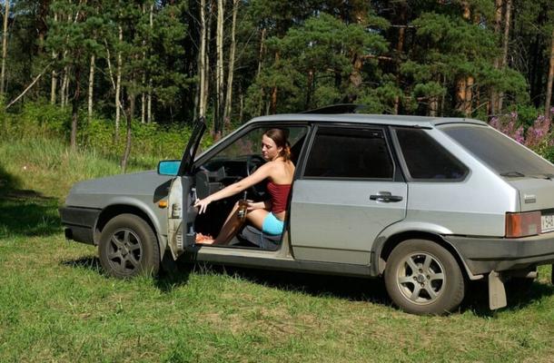 Молодая девушка показывает и писает на природе