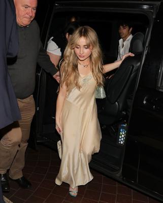 Sabrina Carpenter - Llega a su hotel en Londres en julio de ,