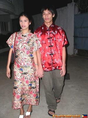 COUPLE THAI HABILLÉ EN ROBE TRADITIONNELLE BAISE DUR