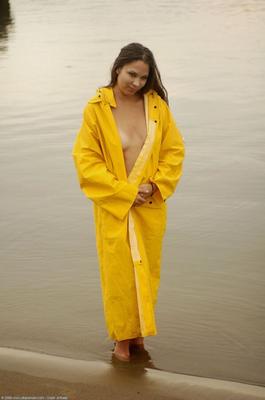 Hermosa adolescente en impermeable amarillo