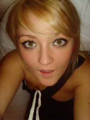 Elisha est une ado blonde coquine