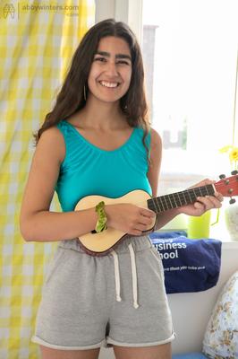 Chica exótica Ayesha - Guitarra