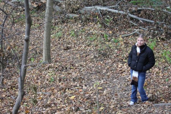 Petite Candy marchant dans les bois à la recherche du grand méchant loup