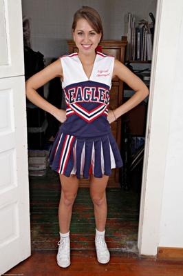 Riley – Cheerleaderin in Eagles-Uniform