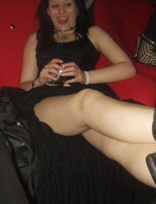 TEEN-amateur - Nina, la salope gothique de Rotterdam.