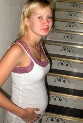 Schwangerer Teenager mit blonden Haaren