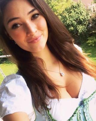 geilstes Dirndl-Girl en Insta