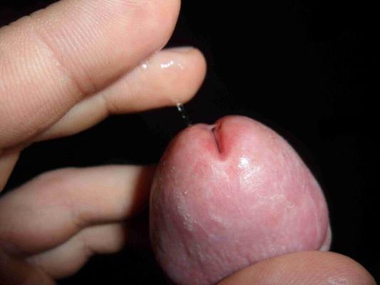 Un poco de precum sabroso de mi polla virgen