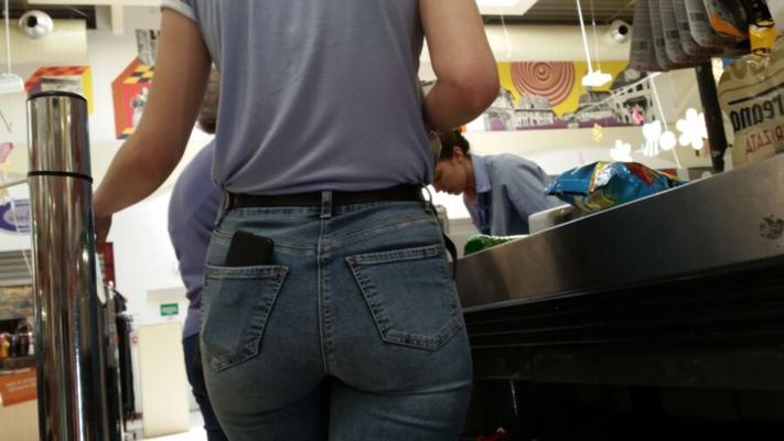 Culo perfecto en la tienda de jeans