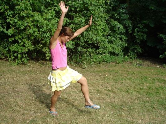 Angelica Handstand dans le parc