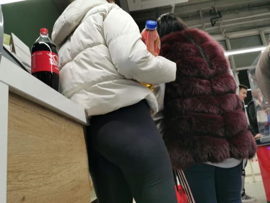 Perfekte PAWG in Sport-Leggings