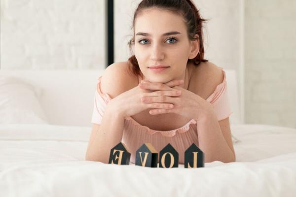 Adolescentes lindos en la cama con GLORIA