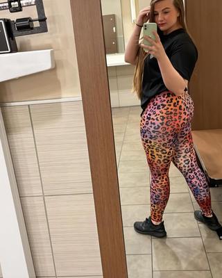 Young amateur babe Amanda shows fat ass in tight yogapants