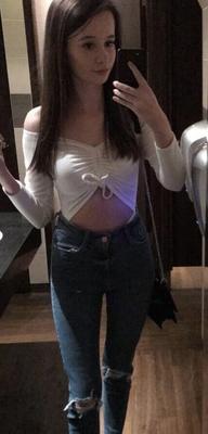 Petite adolescente morena Sammy para se masturbar e comentar