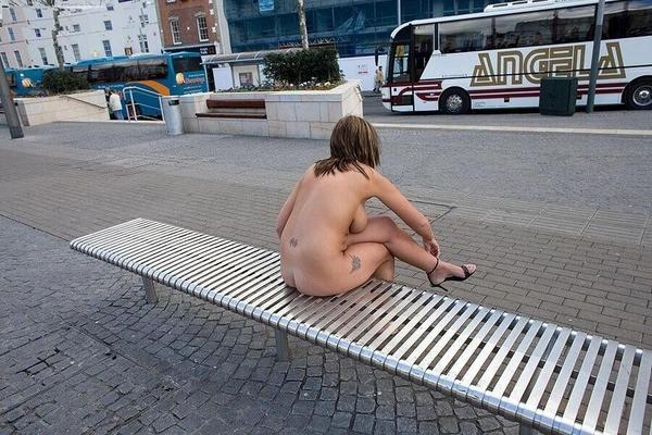 Fille Maigre Nue En Public