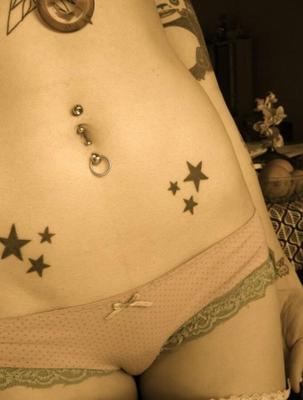 fille tatouée vraiment chaude avec de superbes seins