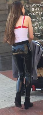 Mädchen in hautengen, glänzenden schwarzen PVC-Leggings – meine eigenen Candids