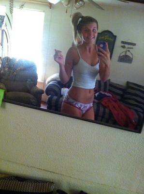 Sexy blonder Teenager mit kleinen Titten