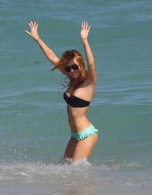 Bella Thorne fällt aus ihrem winzigen Bikini