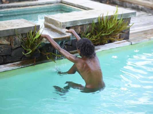 Valerie - diversão nua ao redor da piscina