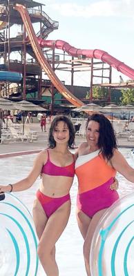 Piscinas, playas y chicas en traje de baño.