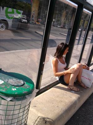 Puta adolescente en la parada de autobús