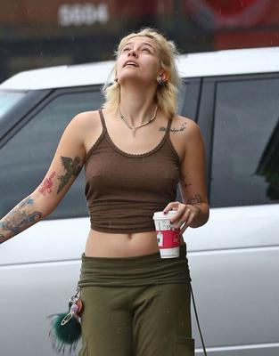 Paris Jackson no bra