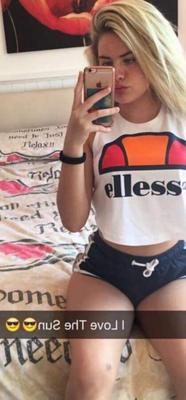 Megan incroyable Chav teen corps parfait se branle pour elle