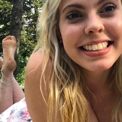 Teen blonde avec des pieds sexy