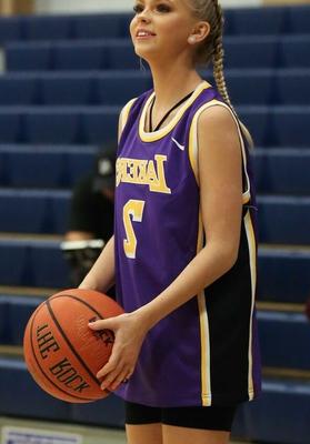 Jordyn Jones playing basketball