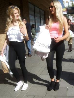 Candid 36 – Zwei junge Blondinen in Leggings