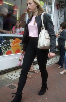 Candid 27 - Jeune blonde en leggings serrés