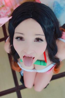 かわいいコスプレイヤーは精液を必要とします