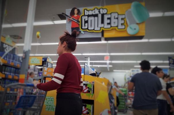 Joven latina comprando para la escuela