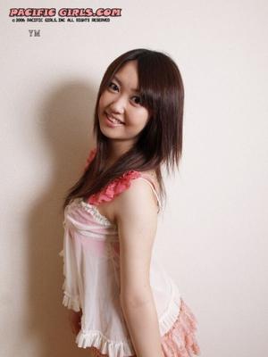 Sexy asiatisches Teen zeigt uns ihr Pink