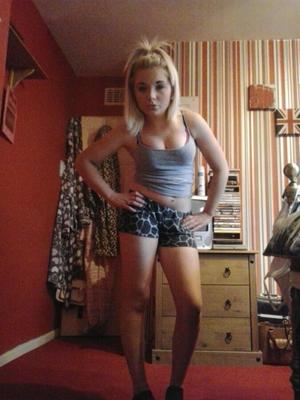 Ultimate Tight Teen Chav Slag pose pour votre plaisir