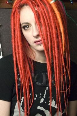 Orangefarbene Dreadlocks