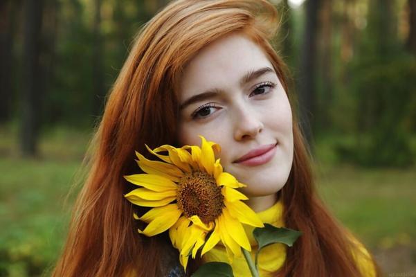 Rothaarige Lissa macht ein Picknick