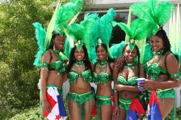 Filles du carnaval de rue.