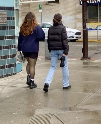 Adolescente vestindo saia de cetim e meia-calça