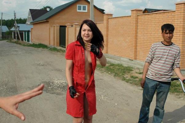 Bicycle - Lena Borrows strangers outdoors